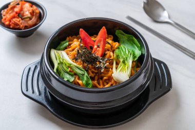 sebze ve kimchi Koreli anlık erişte