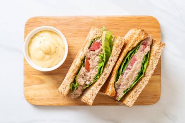 Ev yapımı ton balıklı sandviç 