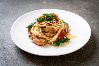 tavuk ve fesleğen ile karıştırın-kızarmış spagetti