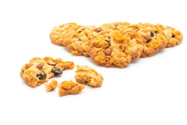 Mısır gevreği, kuru üzüm ve bademli ev yapımı kurabiyeler.