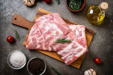 Taze çiğ domuz kaburgası. 