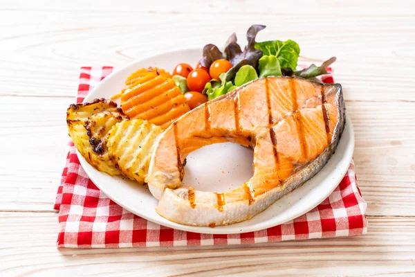 Filete de salmón a la parrilla con verduras —  Fotos de Stock