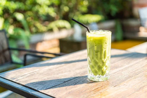Ледяной Маття зеленый стакан чая на столе — стоковое фото