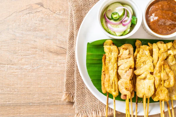 Domuz Satay-ızgara domuz fıstığı sosu veya tatlı ile servis ve 