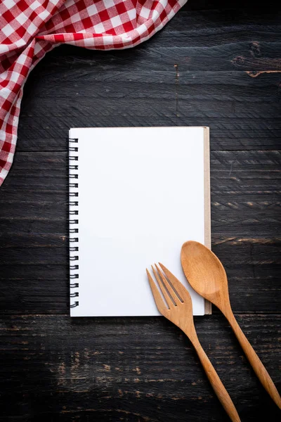 Libreta en blanco para nota de texto en superficie de madera con sapce de copia — Foto de Stock