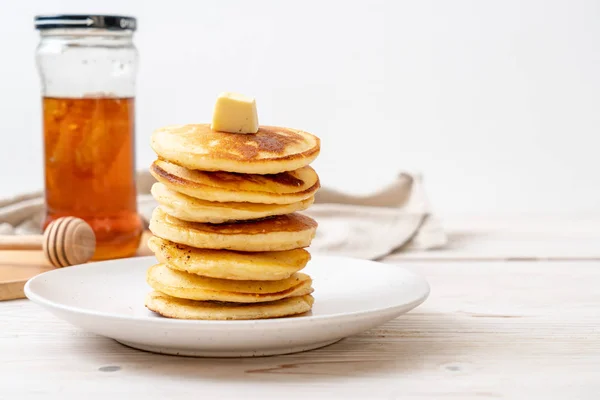 Pancakes with butter and honey — Stock Photo, Image