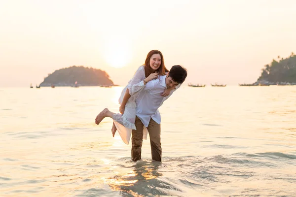 Szczęśliwa para będzie podróż poślubna podróż na tropikalnej plaży piasek w su — Zdjęcie stockowe