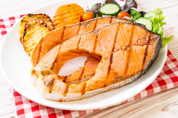 Filet de steak de saumon grillé aux légumes — Photo