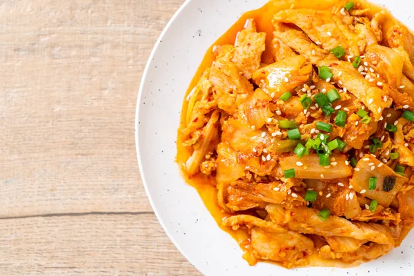 kimchi ile tavada kızartılmış domuz eti 