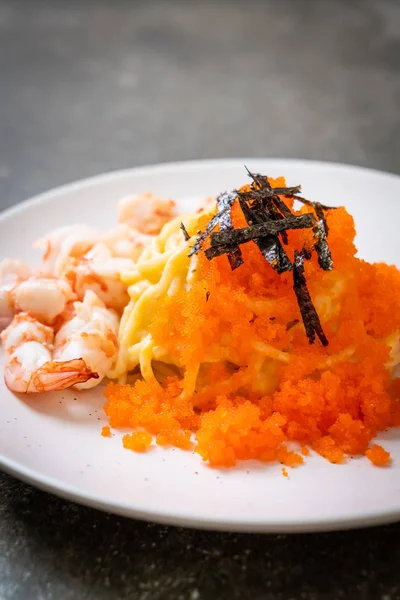 karidesler ve karides yumurtası ile spagetti kremsi