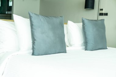 Yatak odasının iç tarafında yastık ve yatak dekorasyonu.