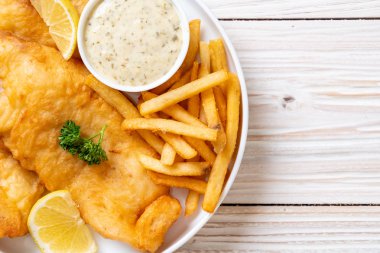 Kızartmalı balık ve patates kızartması.