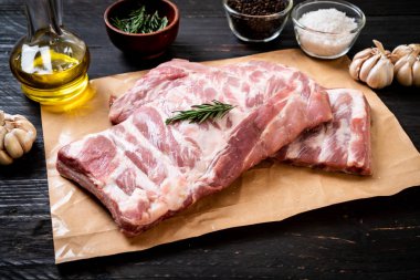 Taze çiğ domuz kaburgası. 