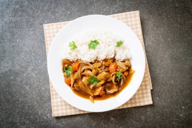 Japon köri pirinç dilimlenmiş domuz eti, havuç ve soğan ile