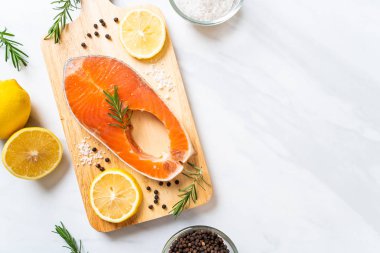 taze çiğ somon fileto biftek