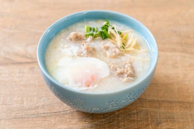 kase kıyılmış domuz eti ile pirinç çorbası 