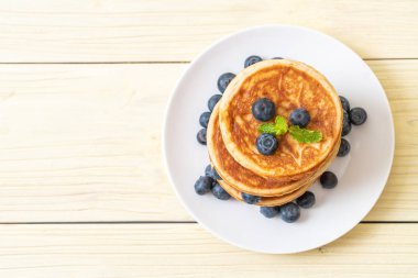 ile taze yaban mersini pancake