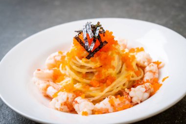 karidesler ve karides yumurtası ile spagetti kremsi