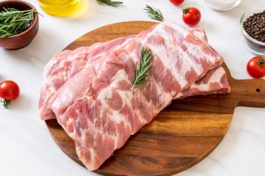 Taze çiğ domuz kaburgası. 