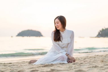 Mutlu çift balayı gidiş tropikal kum plajı üzerinde su içinde seyahat.