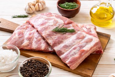 Taze çiğ domuz kaburgası. 