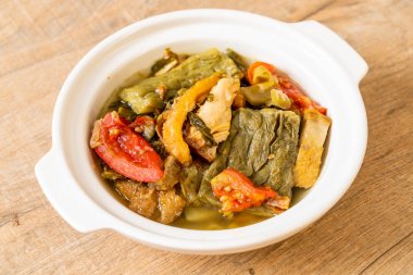 Acı kabak ve domuz eti ile korunmuş hardal yeşil çorba 