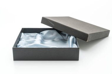 Beyaz arkaplanda siyah hediye kutusu