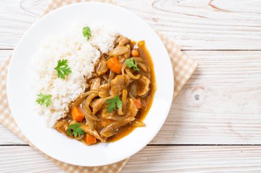 Japon köri pirinç dilimlenmiş domuz eti, havuç ve soğan ile