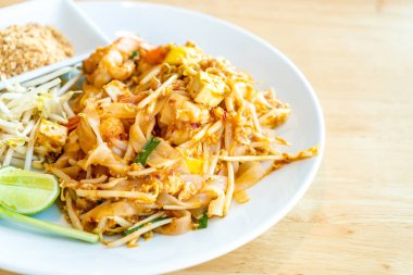 Karides ve karidesler Ile Thai Fried Rice noodle
