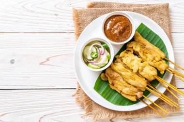 Domuz Satay-ızgara domuz fıstığı sosu veya tatlı ile servis ve 