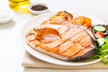 sebze ile ızgara somon biftek fileto