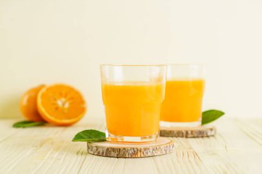 Ahşap arka plan üzerinde taze portakal suyu