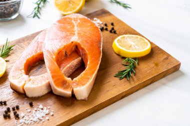 taze çiğ somon fileto biftek