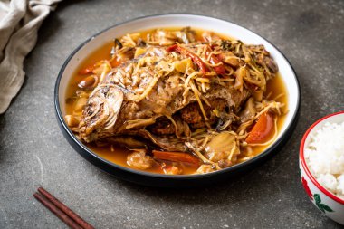 Salamura marul ile haşlanmış sazan balığı