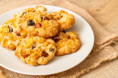 Mısır gevreği üzüm ve badem ile kurabiye