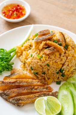 Gevrek gurami balığı kızarmış pilav