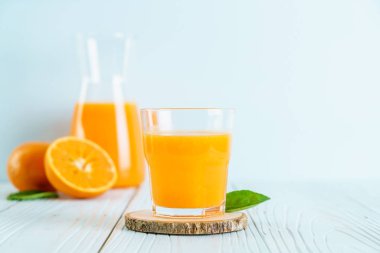 Ahşap arka plan üzerinde taze portakal suyu