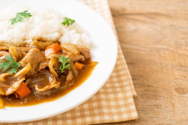 Japon köri pirinç dilimlenmiş domuz eti, havuç ve soğan ile