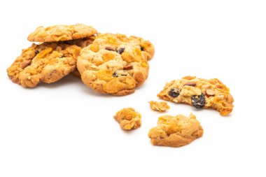 Mısır gevreği, kuru üzüm ve bademli ev yapımı kurabiyeler.