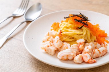 karidesler ve karides yumurtası ile spagetti kremsi