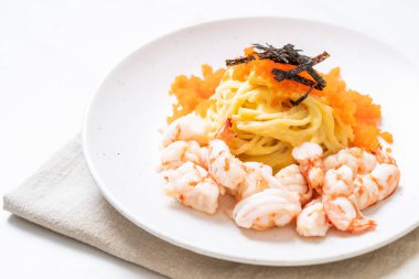 karidesler ve karides yumurtası ile spagetti kremsi