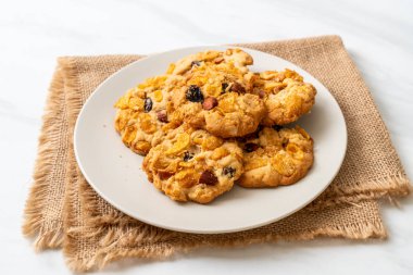 Mısır gevreği üzüm ve badem ile kurabiye