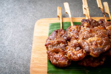 saptırılmış süt domuz beyaz yapışkan pirinç ile ızgara