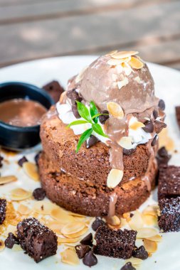çikolatalı dondurma ve kek ile çikolata pancake