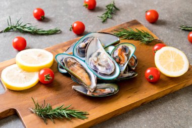 ahşap tahta üzerinde taze midye