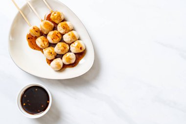  tatlı biber soslu ızgara domuz eti köfte