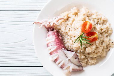 Kalamarlar veya ahtapot risotto