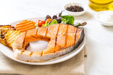 sebze ve patates kızartması ile ızgara somon biftek fileto