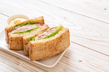 Ev yapımı ton balıklı sandviç 