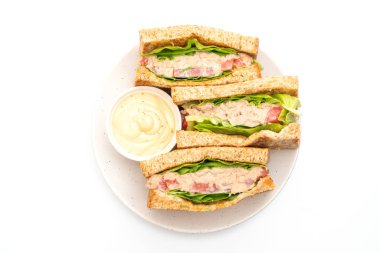 Beyaz arka planda ev yapımı tuna sandviç